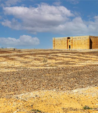 Ürdün 'deki Wadi Rum çölündeki harabe şato bulutlu bir günde.