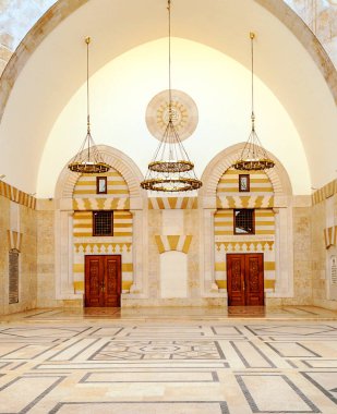 Umman 'daki Al-Husseini camii güneşli bir günde Ürdün' ün başkenti. İki tane incecik minaremiz var..