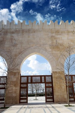 Umman 'daki Al-Husseini camii güneşli bir günde Ürdün' ün başkenti. İki tane incecik minaremiz var..