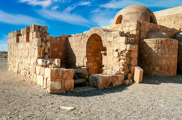 Yıkık kalede içinde çöl, Wadi Rum Ürdün'de güneşli bir günde.