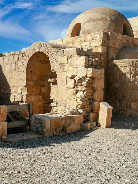 Yıkık kalede içinde çöl, Wadi Rum Ürdün'de güneşli bir günde.