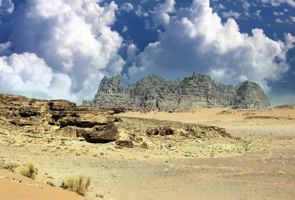 Wadi Rum Pustynia Jordanii Przez Dramatyczne Niebo — Zdjęcie stockowe