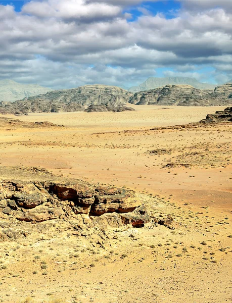 Wadi Rum Pustynia Jordanii Przez Dramatyczne Niebo — Zdjęcie stockowe