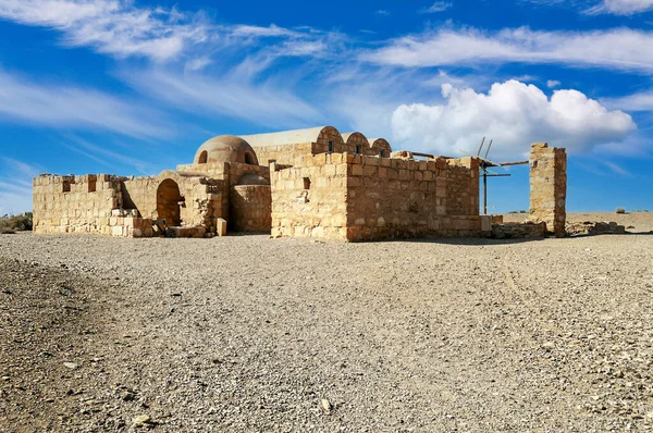Ürdün 'deki Wadi Rum çölündeki harabe şato dramatik bir gökyüzünde.