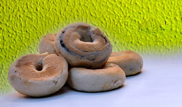 Biscoitos Manteiga Rodeados Por Fundo Colorido Com Foco Seletivo — Fotografia de Stock