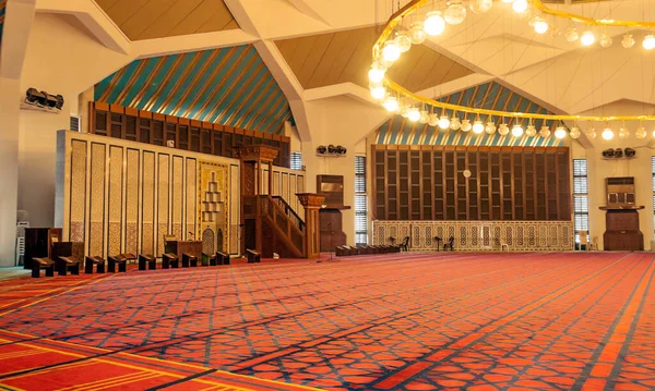 Ürdün 'deki Kral Abdullah Camii' nin içindeki lamba.. 