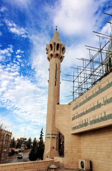 在阳光灿烂的日子里 位于约旦首都安曼的胡赛尼清真寺 有两个细长的尖塔 — 图库照片