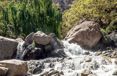 Marakeş'te dağlar güneşli bir nehirde.