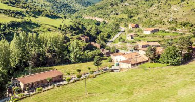 Güneşli bir günde, İspanya 'nın Soria eyaletindeki ormandaki köy.