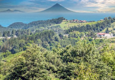 Güneşli bir günde İspanya Bask Ülkesi'dağlar alanlarla.