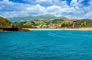 Güneşli bir Bask Ülkesi'Cantabria deniz kıyılarında.