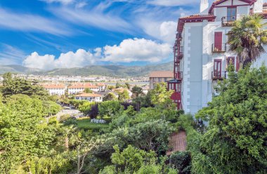 Hondarribia İspanya 'nın Bask Bölgesi' nde bir şehirdir. Denize yakın.