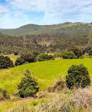 Güneşli bir günde İspanya Bask Ülkesi'dağlar alanlarla.