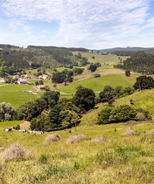 Güneşli bir günde İspanya Bask Ülkesi'dağlar alanlarla.