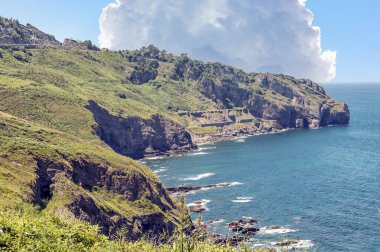 Güneşli bir Bask Ülkesi'Cantabria deniz kıyılarında.
