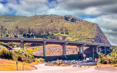 İspanya 'nın Asturias dağlarında yol bulutlu bir günde.