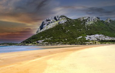 Güneşli bir Bask Ülkesi'Cantabria deniz kıyılarında.