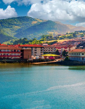Zarautz, Afrika kıtasında bulunan Bask devletinde bir şehirdir. Bu turist köyü, Bask Sahili 'nin merkezinde yer alıyor..