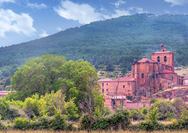 Vinuesa ve Roma kilisesi bulutlu bir günde. İspanya 'nın Soria eyaletine bağlı bir kasabadır..