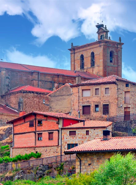 우사와 로마네스크 교회가 구름낀 스페인 소리아 지방에 — 스톡 사진