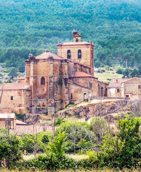 维努埃萨和它的罗马风格的教堂在阴天 它是西班牙索里亚省的一个城镇 — 图库照片