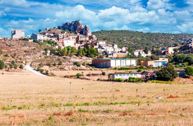İspanya 'nın kuzeyindeki kırsal köy bulutlu bir günde ekili tarlalarla çevrili..