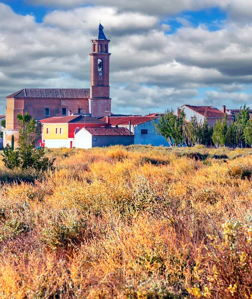 多云的日子里 西班牙北部被耕地环绕的乡村 — 图库照片