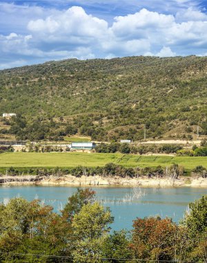 Catalonia, İspanya güneşli bir arka planda dağlara ile Pyrenees dağlarda Gölü.