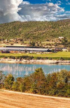 Catalonia, İspanya güneşli bir arka planda dağlara ile Pyrenees dağlarda Gölü.