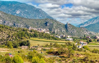 İspanya 'nın kuzeyinde ekilmiş tarlalar ve bulutlu bir günde arka planda dağlar..