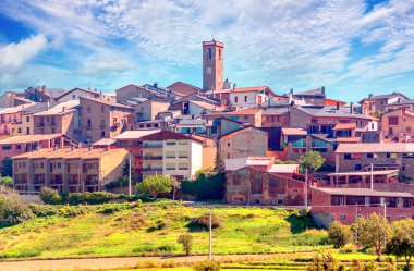 İspanya 'nın kuzeyindeki kırsal köy bulutlu bir günde ekili tarlalarla çevrili..