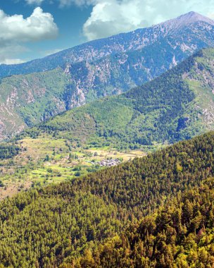 Fransa 'daki Alpler dağları bulutlu bir günde.