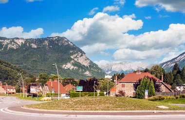  Megeve, güneşli bir günde Rhne Alpes bölgesinde yer alan bir komün ve yerleşim yeridir.