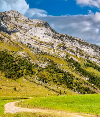 Fransa 'daki Alpler dağları bulutlu bir günde.