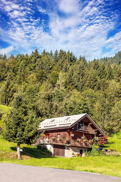 Casa Campo Situada Cima Una Colina Los Alpes Franceses Día — Foto de Stock