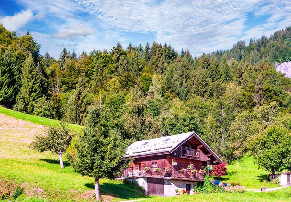 Cottage Localizado Topo Uma Colina Nos Alpes Franceses Dia Ensolarado — Fotografia de Stock