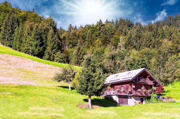Ferienhaus Auf Einem Hügel Den Französischen Alpen Einem Sonnigen Tag — Stockfoto