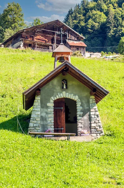 Cottage Situato Sulla Cima Una Collina Nelle Alpi Francesi Una — Foto Stock