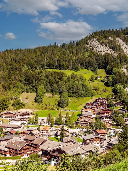 Pueblo Rural Situado Cima Una Colina Los Alpes Franceses Día — Foto de Stock