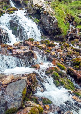 Güneşli bir günde Saint Luc Vadisi'nde İsviçre Alpleri dağlarında Nehri.