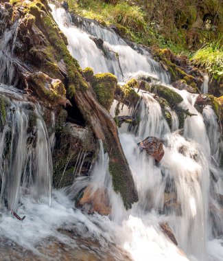 Güneşli bir günde Saint Luc Vadisi'nde İsviçre Alpleri dağlarında Nehri.
