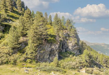 Güneşli bir günde Saint Luc Vadisi'nde İsviçre Alpleri dağlarında.