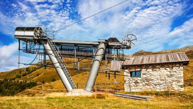 Güneşli bir günde Saint Luc Vadisi'nde İsviçre Alpleri dağlarında.