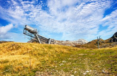 Güneşli bir günde Saint Luc Vadisi'nde İsviçre Alpleri dağlarında.