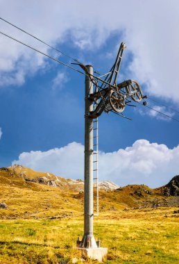 Güneşli bir günde Saint Luc Vadisi'nde İsviçre Alpleri dağlarında.