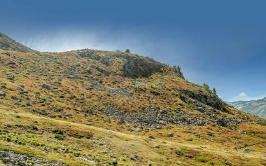 Güneşli bir günde Saint Luc Vadisi'nde İsviçre Alpleri dağlarında.