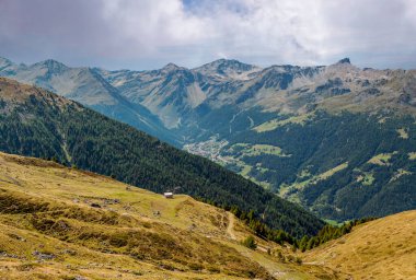 Güneşli bir günde Saint Luc Vadisi'nde İsviçre Alpleri dağlarında.