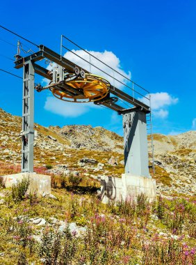 Güneşli bir günde Saint Luc Vadisi'nde İsviçre Alpleri dağlarında.