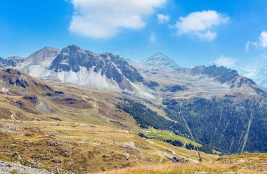 Güneşli bir günde Saint Luc Vadisi'nde İsviçre Alpleri dağlarında.