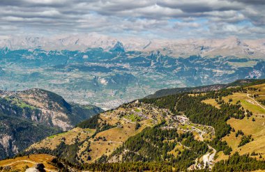 Güneşli bir günde Saint Luc Vadisi'nde İsviçre Alpleri dağlarında.